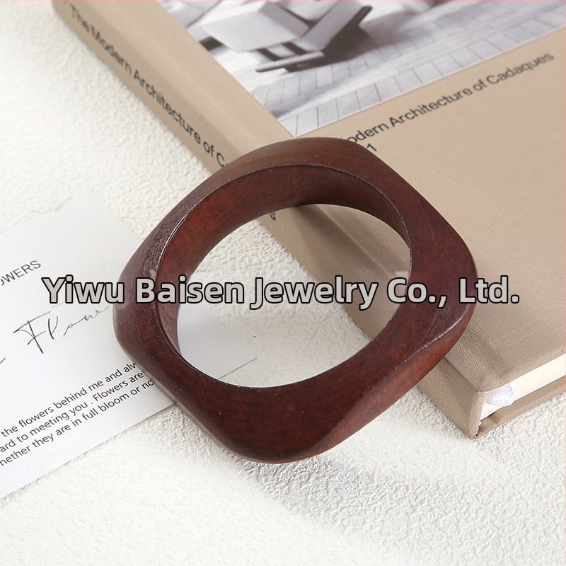 Kvadratinė medinė apyrankė — literatūrinio retro stiliaus dizainas, grynas medienos paviršius, fasetės paviršiai, aksesuaras rankai (Medžiaga: mediena; Metai/sezonas: pavasaris 2025; Svoris: 100; Kategorija: aksesuarai)