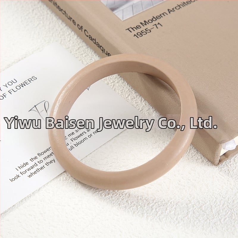 Kvadratinė medinė apyrankė — literatūrinio retro stiliaus dizainas, grynas medienos paviršius, fasetės paviršiai, aksesuaras rankai (Medžiaga: mediena; Metai/sezonas: pavasaris 2025; Svoris: 100; Kategorija: aksesuarai)