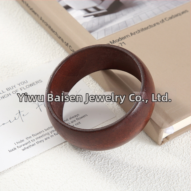 Kvadratinė medinė apyrankė — literatūrinio retro stiliaus dizainas, grynas medienos paviršius, fasetės paviršiai, aksesuaras rankai (Medžiaga: mediena; Metai/sezonas: pavasaris 2025; Svoris: 100; Kategorija: aksesuarai)