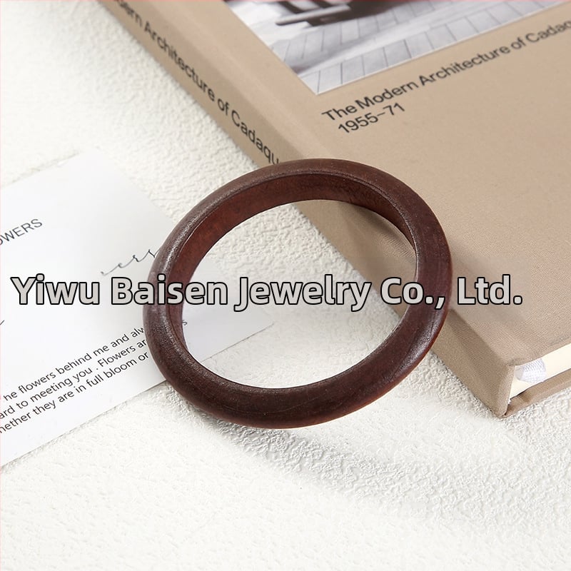 Kvadratinė medinė apyrankė — literatūrinio retro stiliaus dizainas, grynas medienos paviršius, fasetės paviršiai, aksesuaras rankai (Medžiaga: mediena; Metai/sezonas: pavasaris 2025; Svoris: 100; Kategorija: aksesuarai)