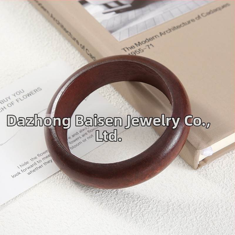 Kvadratinė medinė apyrankė — literatūrinio retro stiliaus dizainas, grynas medienos paviršius, fasetės paviršiai, aksesuaras rankai (Medžiaga: mediena; Metai/sezonas: pavasaris 2025; Svoris: 100; Kategorija: aksesuarai)