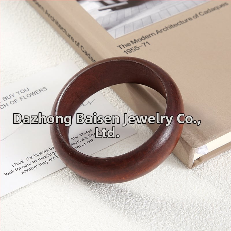 Kvadratinė medinė apyrankė — literatūrinio retro stiliaus dizainas, grynas medienos paviršius, fasetės paviršiai, aksesuaras rankai (Medžiaga: mediena; Metai/sezonas: pavasaris 2025; Svoris: 100; Kategorija: aksesuarai)