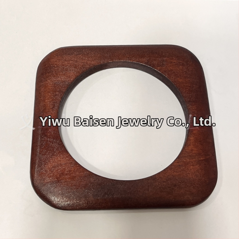 Kvadratinė medinė apyrankė — literatūrinio retro stiliaus dizainas, grynas medienos paviršius, fasetės paviršiai, aksesuaras rankai (Medžiaga: mediena; Metai/sezonas: pavasaris 2025; Svoris: 100; Kategorija: aksesuarai)