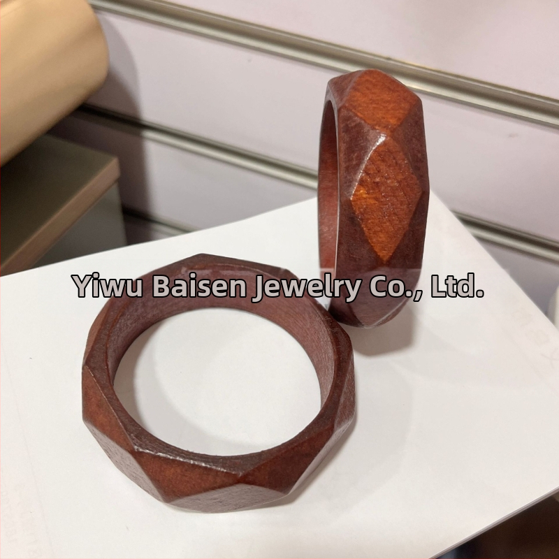 Kvadratinė medinė apyrankė — literatūrinio retro stiliaus dizainas, grynas medienos paviršius, fasetės paviršiai, aksesuaras rankai (Medžiaga: mediena; Metai/sezonas: pavasaris 2025; Svoris: 100; Kategorija: aksesuarai)