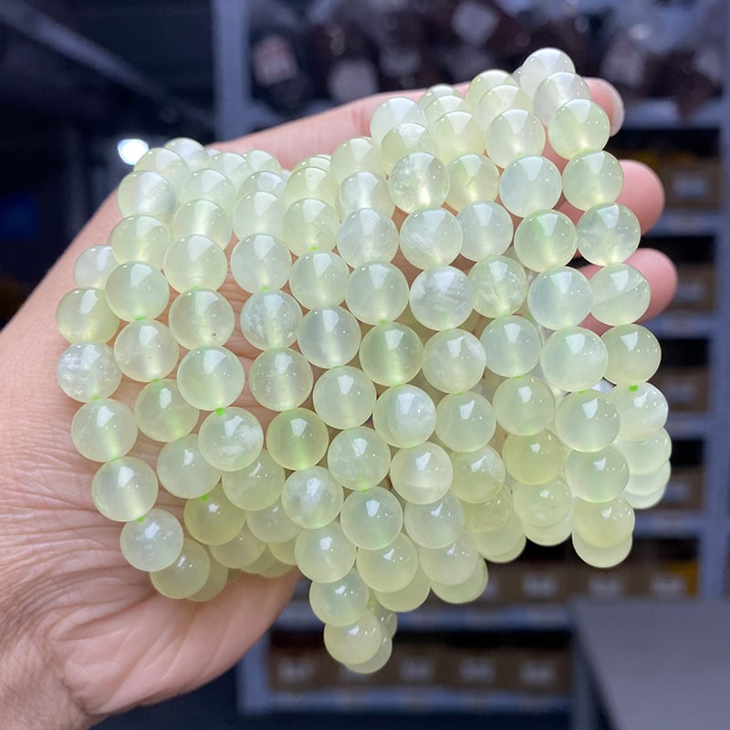 Гривна от нефрит, полирана, женска, геометричен дизайн, пролет 2023