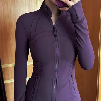 Nailona jaka ar garām piedurknēm un stand-up apkakli, pavasaris 2025, ikdienas stils