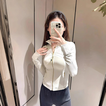 Nailona jaka ar garām piedurknēm un stand-up apkakli, pavasaris 2025, ikdienas stils