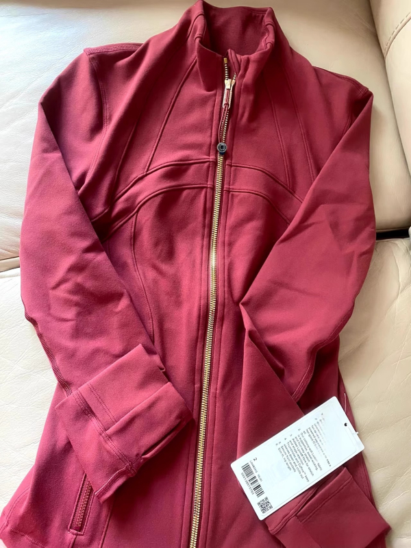 Nailona jaka ar garām piedurknēm un stand-up apkakli, pavasaris 2025, ikdienas stils