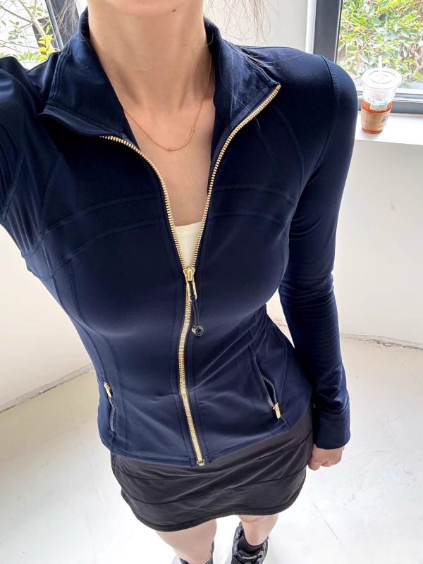 Nailona jaka ar garām piedurknēm un stand-up apkakli, pavasaris 2025, ikdienas stils