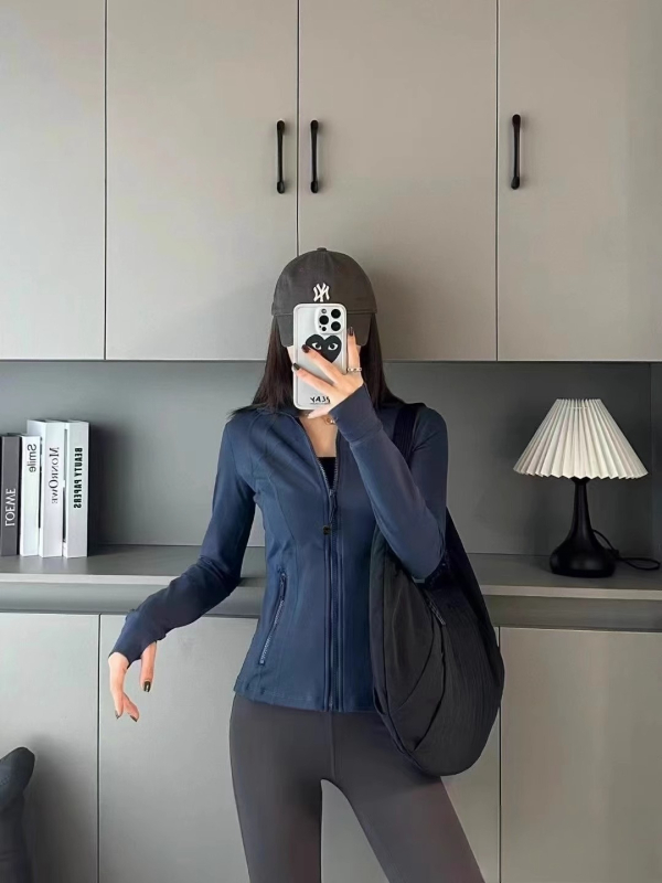 Nailona jaka ar garām piedurknēm un stand-up apkakli, pavasaris 2025, ikdienas stils