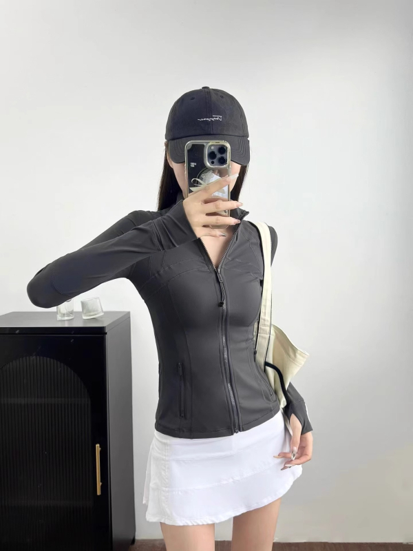 Nailona jaka ar garām piedurknēm un stand-up apkakli, pavasaris 2025, ikdienas stils