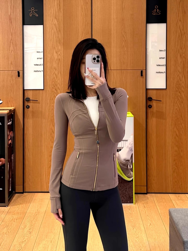 Nailona jaka ar garām piedurknēm un stand-up apkakli, pavasaris 2025, ikdienas stils