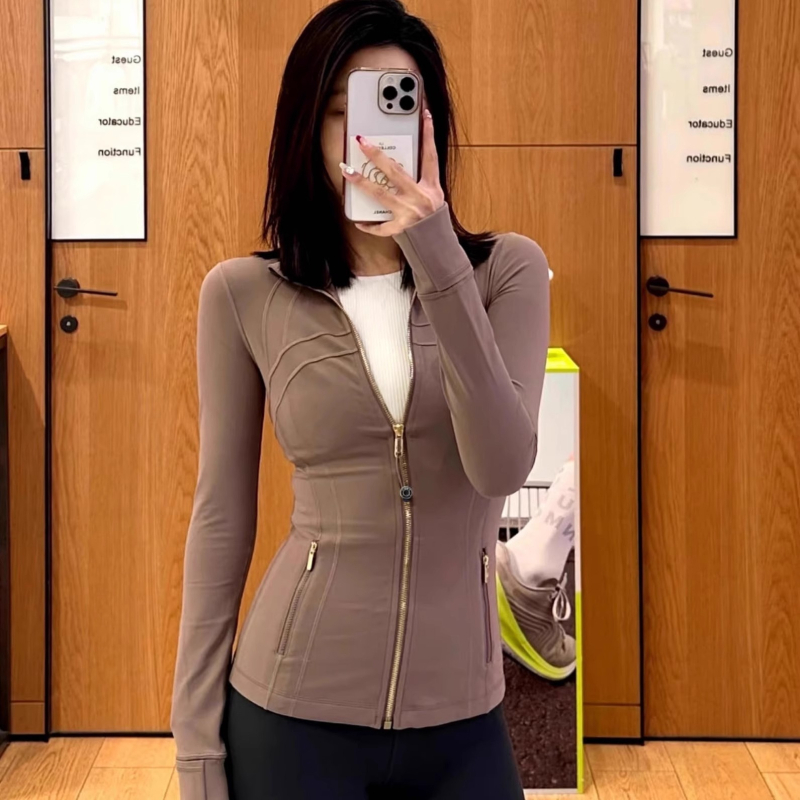 Nailona jaka ar garām piedurknēm un stand-up apkakli, pavasaris 2025, ikdienas stils