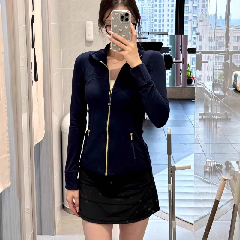 Nailona jaka ar garām piedurknēm un stand-up apkakli, pavasaris 2025, ikdienas stils