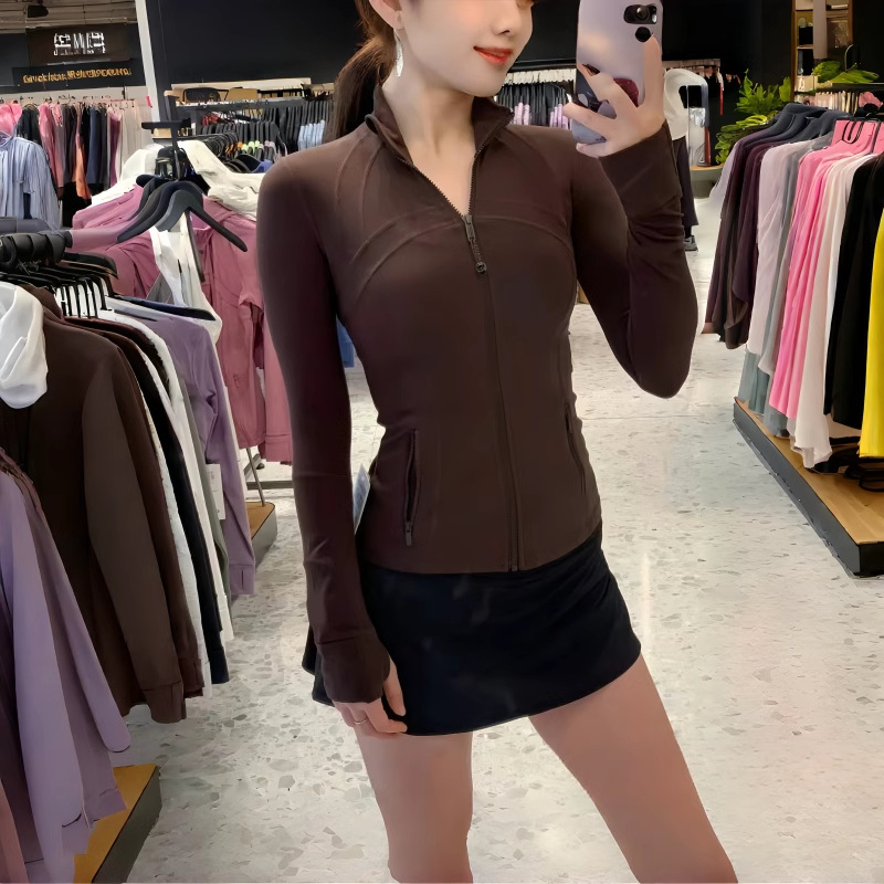 Nailona jaka ar garām piedurknēm un stand-up apkakli, pavasaris 2025, ikdienas stils