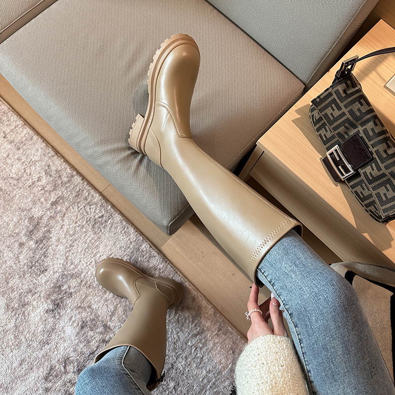 Moteriški kelių ilgio botai su fleece įdėklu, aukštas vamzdelis, klininis kulnas 6–8 cm, užtrauktukas gale, išorinis audinys: karvės odos antrinė