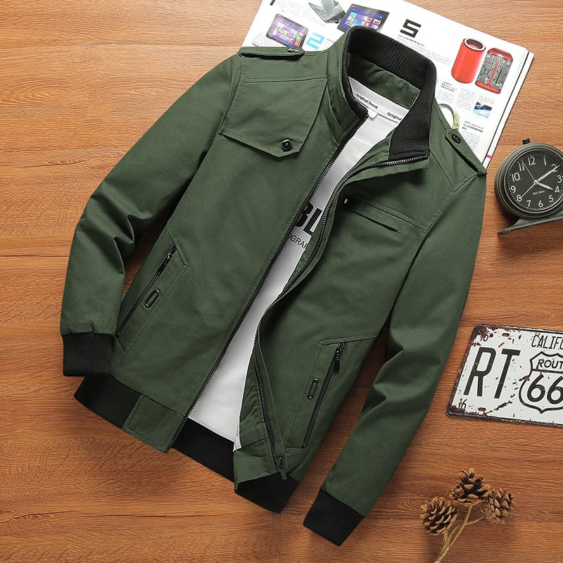 Vyrinė lauko striukė, ilgomis rankovėmis, stovinčiu apykakle, fliso pamušalas, storas, priekinis užtrauktukas ir kišos su užtrauktukais.