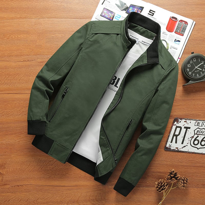 Vyrinė lauko striukė, ilgomis rankovėmis, stovinčiu apykakle, fliso pamušalas, storas, priekinis užtrauktukas ir kišos su užtrauktukais.