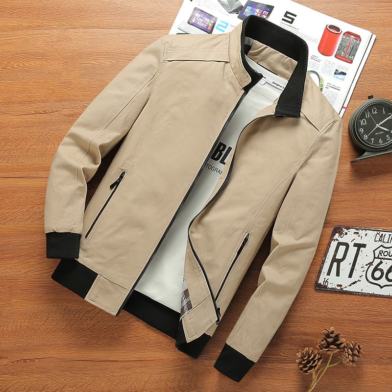 Vyrinė lauko striukė, ilgomis rankovėmis, stovinčiu apykakle, fliso pamušalas, storas, priekinis užtrauktukas ir kišos su užtrauktukais.