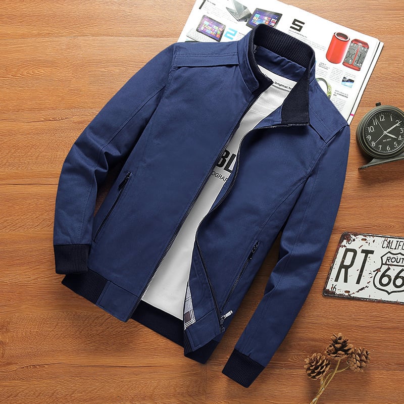 Vyrinė lauko striukė, ilgomis rankovėmis, stovinčiu apykakle, fliso pamušalas, storas, priekinis užtrauktukas ir kišos su užtrauktukais.