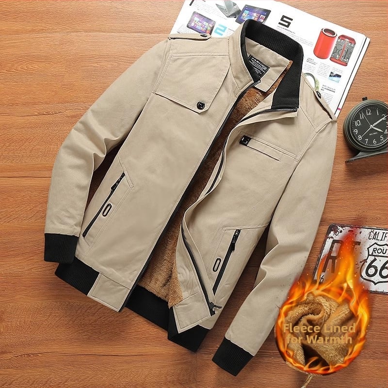 Vyrinė lauko striukė, ilgomis rankovėmis, stovinčiu apykakle, fliso pamušalas, storas, priekinis užtrauktukas ir kišos su užtrauktukais.