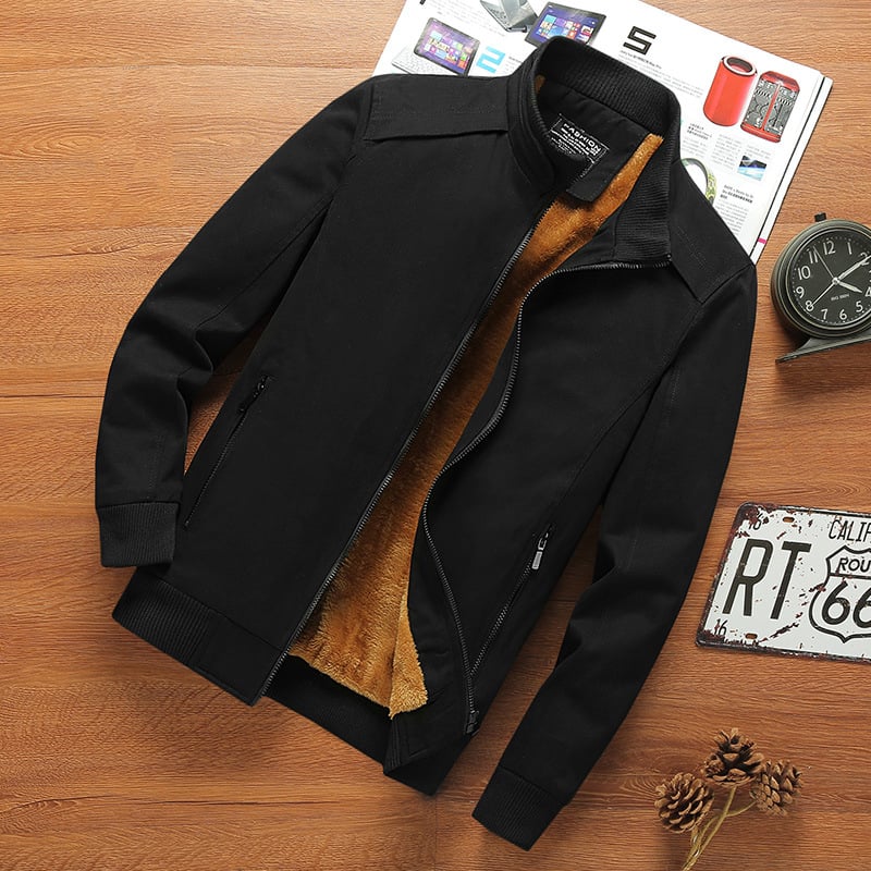 Vyrinė lauko striukė, ilgomis rankovėmis, stovinčiu apykakle, fliso pamušalas, storas, priekinis užtrauktukas ir kišos su užtrauktukais.