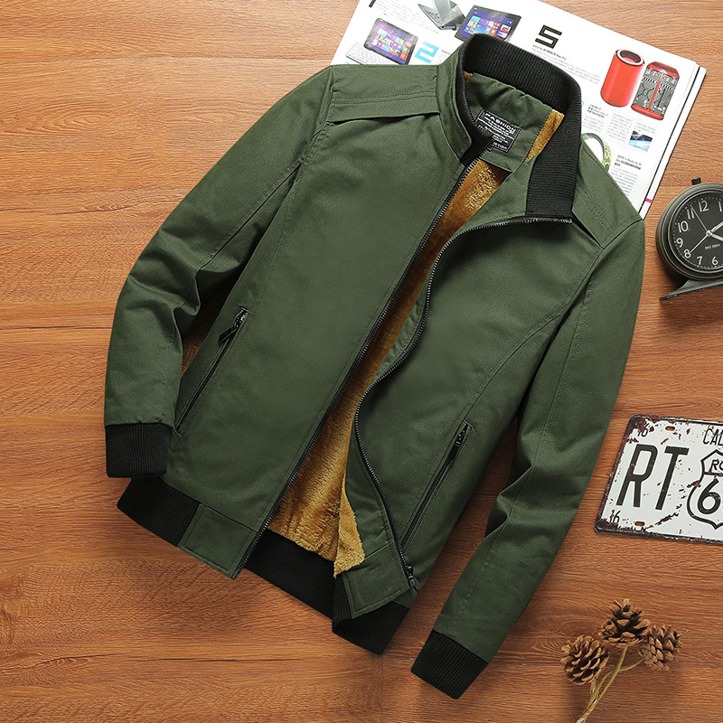 Vyrinė lauko striukė, ilgomis rankovėmis, stovinčiu apykakle, fliso pamušalas, storas, priekinis užtrauktukas ir kišos su užtrauktukais.