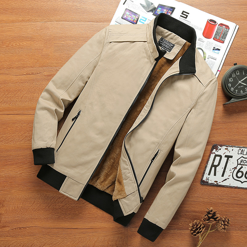 Vyrinė lauko striukė, ilgomis rankovėmis, stovinčiu apykakle, fliso pamušalas, storas, priekinis užtrauktukas ir kišos su užtrauktukais.