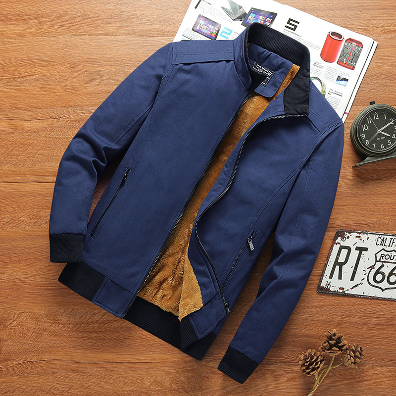 Vyrinė lauko striukė, ilgomis rankovėmis, stovinčiu apykakle, fliso pamušalas, storas, priekinis užtrauktukas ir kišos su užtrauktukais.