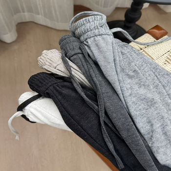 Casualinės kelnės su katės spaudu, poliesterio ir elastano mišinys, vidurio juosmuo, tiesus kirpimas, ruduo–žiema 2025