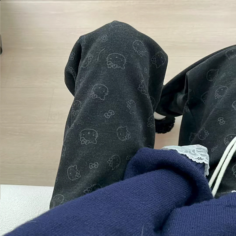 Casualinės kelnės su katės spaudu, poliesterio ir elastano mišinys, vidurio juosmuo, tiesus kirpimas, ruduo–žiema 2025