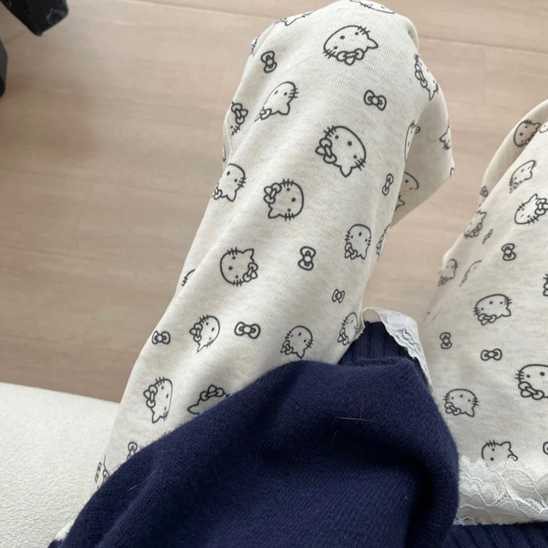 Casualinės kelnės su katės spaudu, poliesterio ir elastano mišinys, vidurio juosmuo, tiesus kirpimas, ruduo–žiema 2025