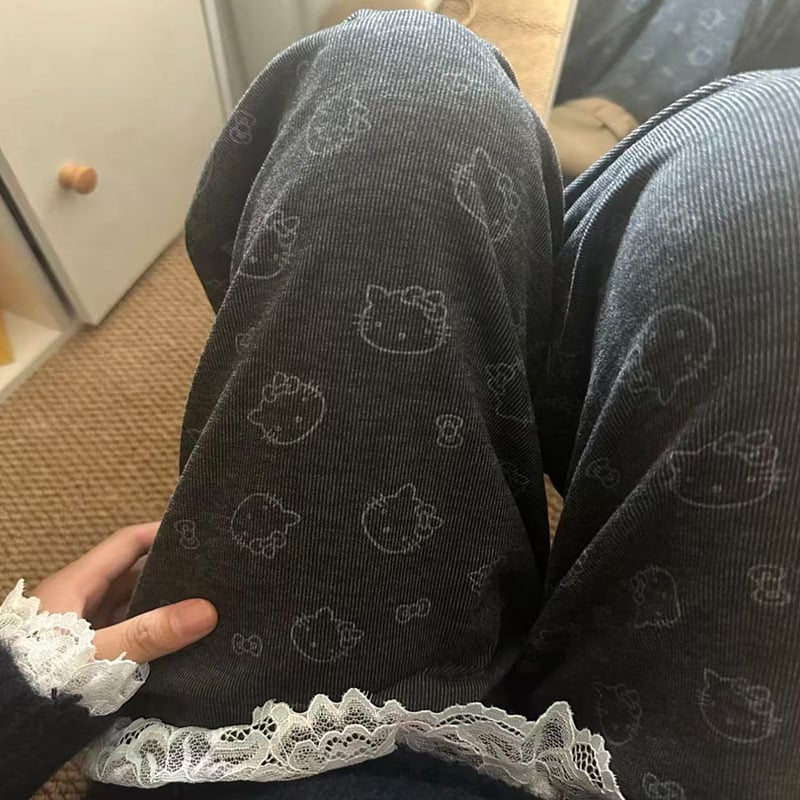 Casualinės kelnės su katės spaudu, poliesterio ir elastano mišinys, vidurio juosmuo, tiesus kirpimas, ruduo–žiema 2025