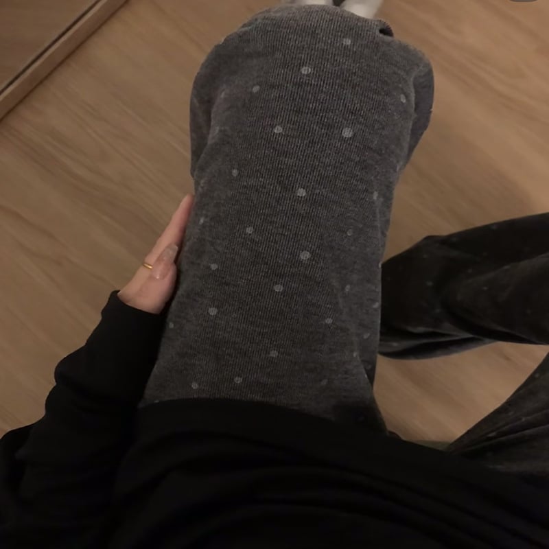 Casualinės kelnės su katės spaudu, poliesterio ir elastano mišinys, vidurio juosmuo, tiesus kirpimas, ruduo–žiema 2025