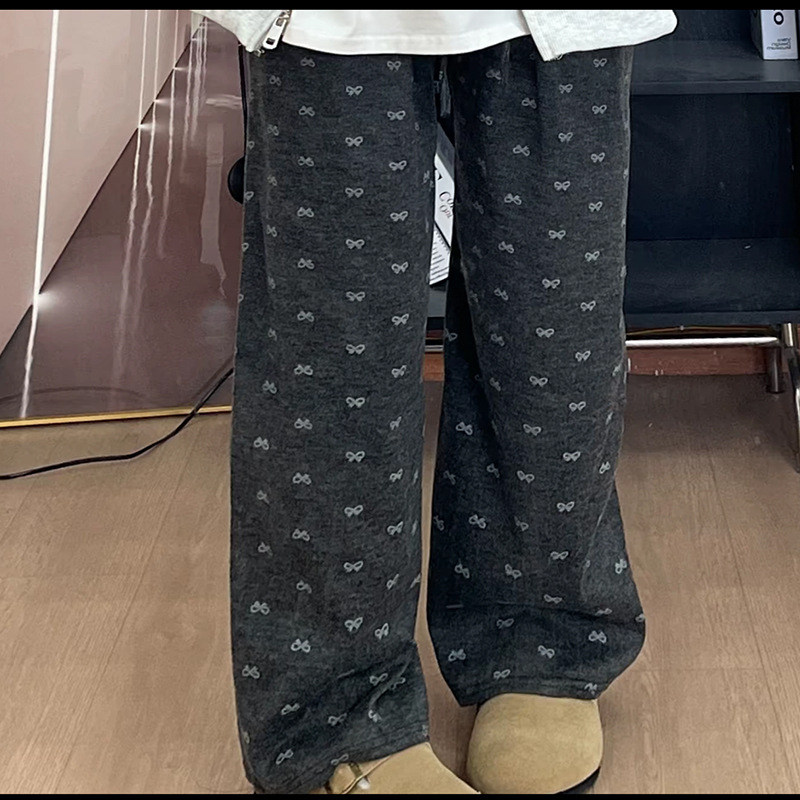 Casualinės kelnės su katės spaudu, poliesterio ir elastano mišinys, vidurio juosmuo, tiesus kirpimas, ruduo–žiema 2025