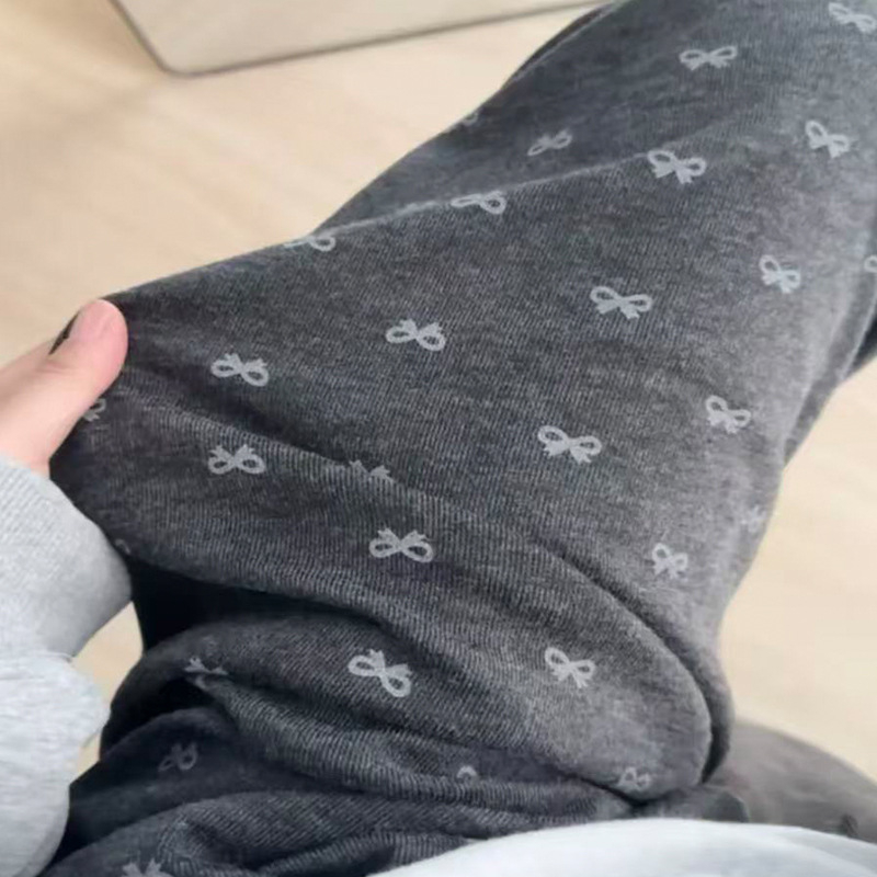 Casualinės kelnės su katės spaudu, poliesterio ir elastano mišinys, vidurio juosmuo, tiesus kirpimas, ruduo–žiema 2025