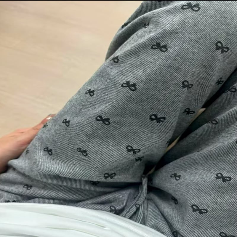 Casualinės kelnės su katės spaudu, poliesterio ir elastano mišinys, vidurio juosmuo, tiesus kirpimas, ruduo–žiema 2025