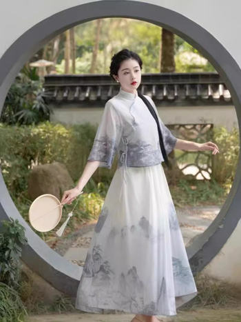 Čipao sijonų kostiumas - įkvėptas Kinijos Respublikos, skaitmeninis spausdinimas, acetato pluošto mišinys 30–50%, vasara 2025