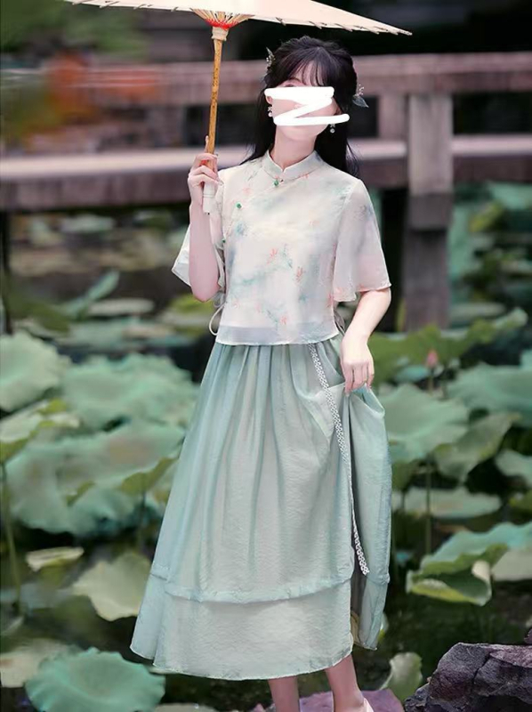 Čipao sijonų kostiumas - įkvėptas Kinijos Respublikos, skaitmeninis spausdinimas, acetato pluošto mišinys 30–50%, vasara 2025