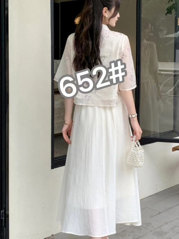 Čipao sijonų kostiumas - įkvėptas Kinijos Respublikos, skaitmeninis spausdinimas, acetato pluošto mišinys 30–50%, vasara 2025