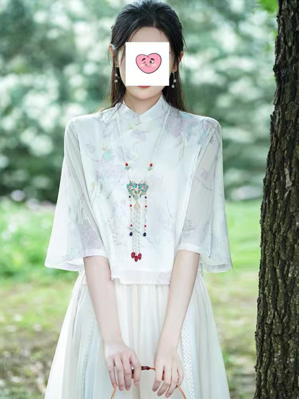 Čipao sijonų kostiumas - įkvėptas Kinijos Respublikos, skaitmeninis spausdinimas, acetato pluošto mišinys 30–50%, vasara 2025