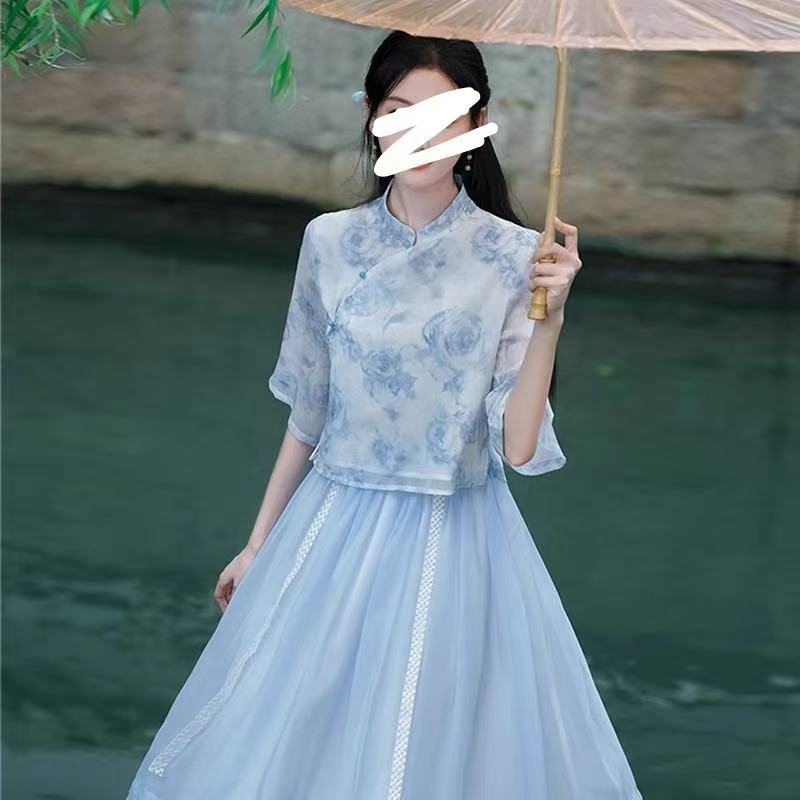 Čipao sijonų kostiumas - įkvėptas Kinijos Respublikos, skaitmeninis spausdinimas, acetato pluošto mišinys 30–50%, vasara 2025