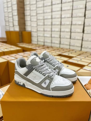 Uniszex bőr sneaker első osztályú marhabőr felsőrésszel, gumírozott talppal, párnázó technológiával, fűzővel