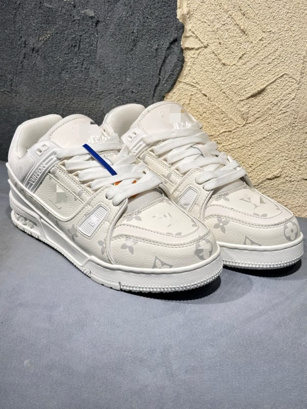 Uniszex bőr sneaker első osztályú marhabőr felsőrésszel, gumírozott talppal, párnázó technológiával, fűzővel