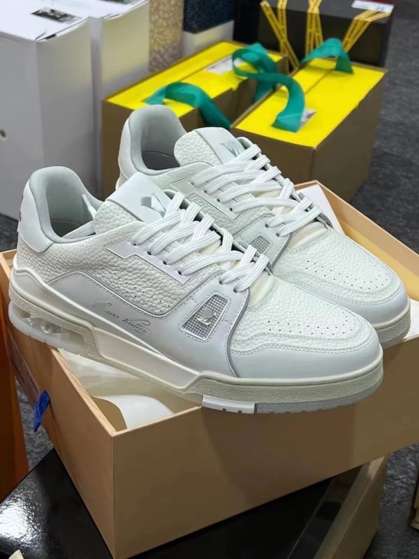 Uniszex bőr sneaker első osztályú marhabőr felsőrésszel, gumírozott talppal, párnázó technológiával, fűzővel