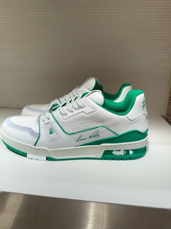 Uniszex bőr sneaker első osztályú marhabőr felsőrésszel, gumírozott talppal, párnázó technológiával, fűzővel