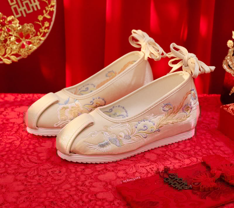 Vestuvinės bateliai su išsiuvinėtu fenikso raštu, viršutinė dalis iš medvilnės, guma padas, 6–8 cm kulno aukštis, užpakalinis dirželis