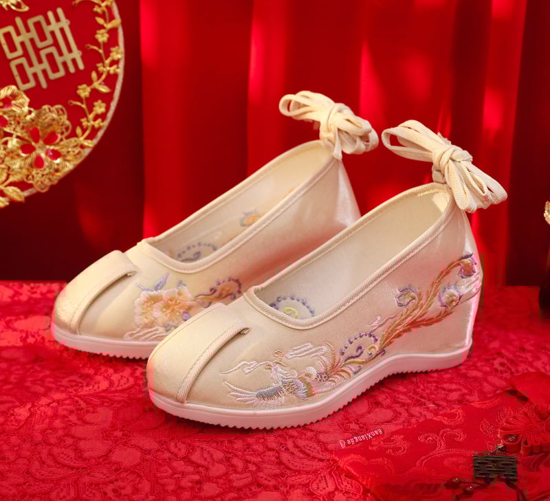 Vestuvinės bateliai su išsiuvinėtu fenikso raštu, viršutinė dalis iš medvilnės, guma padas, 6–8 cm kulno aukštis, užpakalinis dirželis