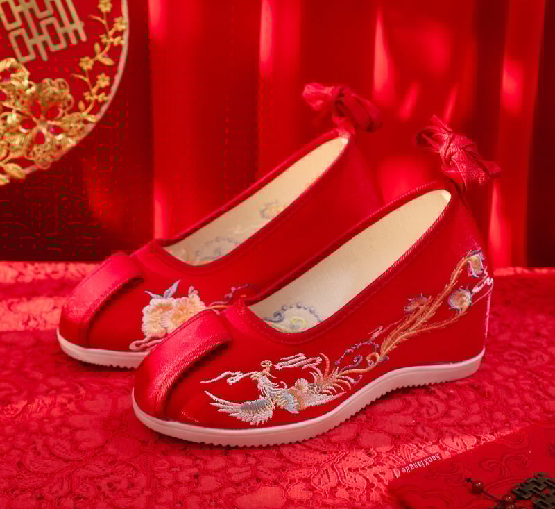 Vestuvinės bateliai su išsiuvinėtu fenikso raštu, viršutinė dalis iš medvilnės, guma padas, 6–8 cm kulno aukštis, užpakalinis dirželis