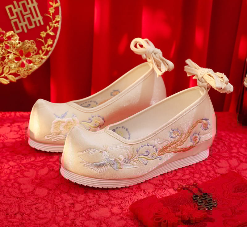 Vestuvinės bateliai su išsiuvinėtu fenikso raštu, viršutinė dalis iš medvilnės, guma padas, 6–8 cm kulno aukštis, užpakalinis dirželis